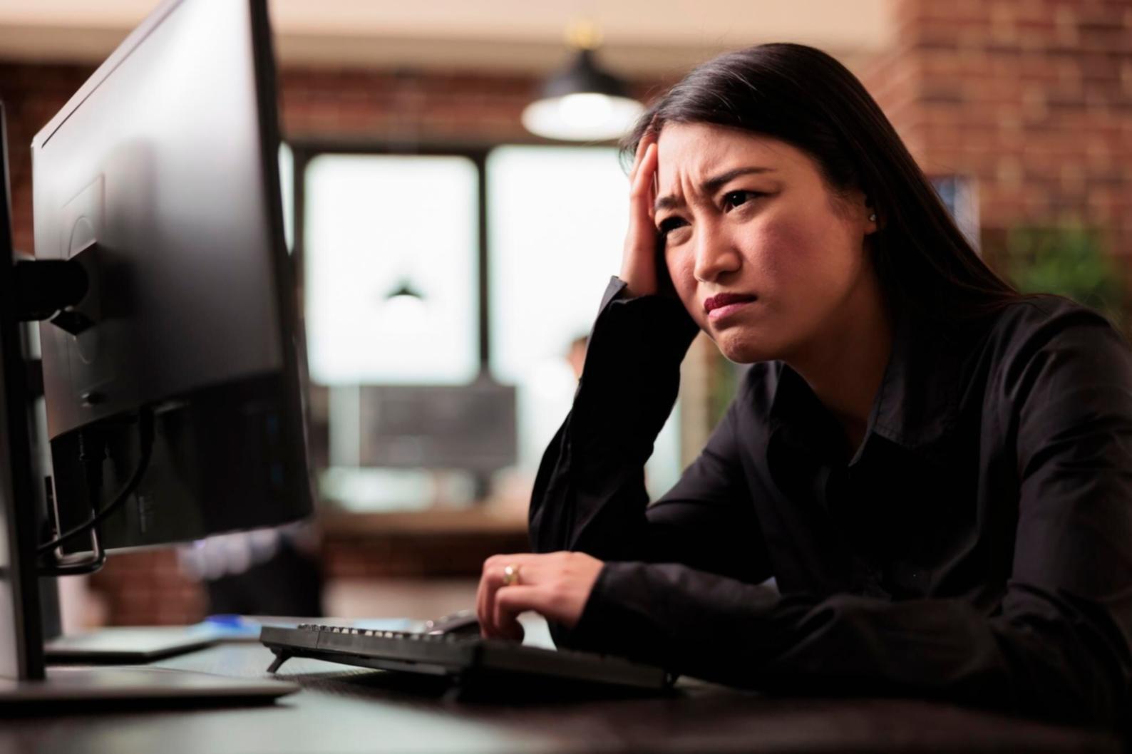 Ambiente de desenvolvimento com computador e smartphone para testes de aplicativos móveis